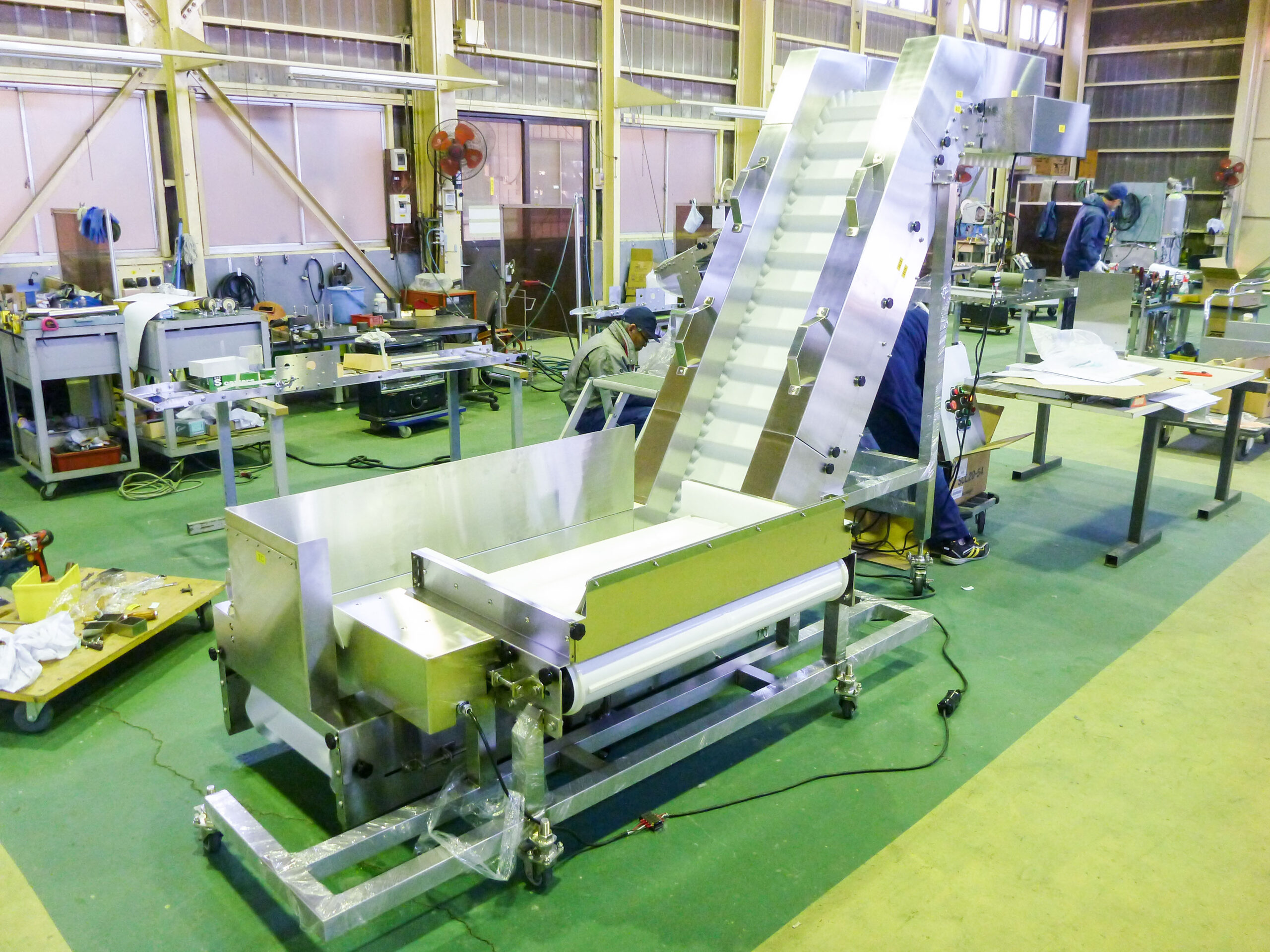 フレコン投入＆切出しコンベヤ | 制作事例 | 製作事例 | サンエイ株式会社